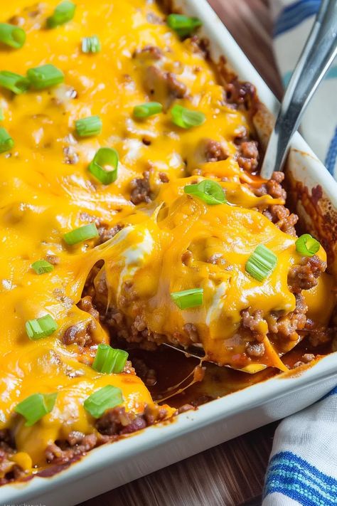 Easy Cheeseburger Casserole Easy Cheeseburger Casserole, Beef Potatoes, Cheddar Cheese Soup, Cheeseburger Casserole, Dessert Smoothie, Bread Snacks, Yummy Casseroles, Soup Dinner, Salad Side Dishes