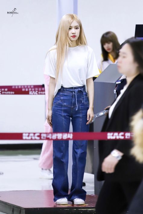 Rose Airport Fashion, Rose Airport, Korean Airport Fashion, Mode Ulzzang, Fashion Idol, Korean Casual Outfits, Rose Fashion, Airport Fashion, Kpop Fashion Outfits