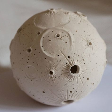 Ceramic Moon Sculpture, Clay Sphere Designs, Moon Ceramic Ideas, Sphere Ceramics Ideas, Sphere Ceramics, Moon Ceramics, Ceramic Moon, Star Ceramic, Coil Pottery