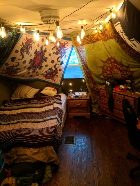 Attic Room Ideas Cozy Spaces, Old Attic, Attic Room Ideas, Kombi Home, Hippy Room, Attic Room, Chill Room, Indie Room, Attic Rooms