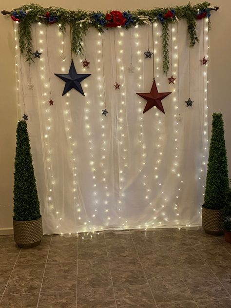 Patriotic DIY photobackdrop Photo Backdrop Diy Christmas, Christmas Decorations Photo Booth, Diy Holiday Backdrop Ideas, Christmas Diy Photo Backdrop, Diy Christmas Party Backdrop Ideas, Winter Photo Backdrop Diy, Photo Booth Natal, Diy Photo Backdrop Christmas, Christmas Backdrops For Photos Diy