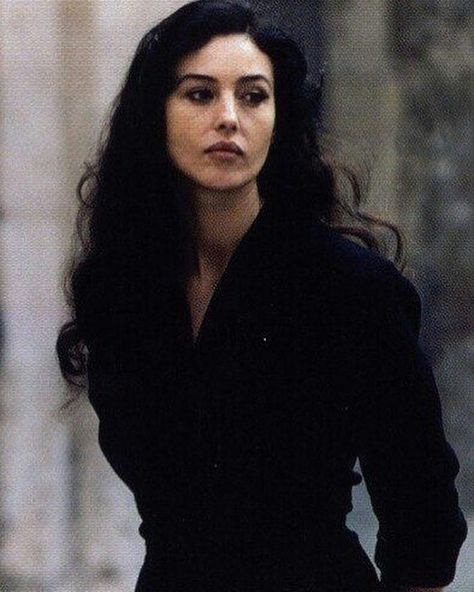 ”I was interested in everything and committed to nothing” —Gregory David Roberts [Monica Bullucci]🥀 Malena Monica Bellucci, Vincent Cassel, Italian Actress, Italian Women, Actrices Hollywood, Long Black Hair, Monica Bellucci, Beauty Icons, 인물 사진