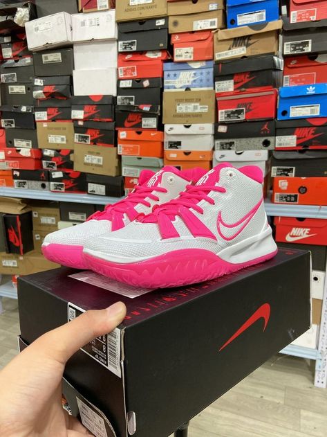 Kyrie Sneakers, Zapatillas Nike Basketball, Cheap Volleyball Shoes, Basketball Shoes Kyrie, Cute Running Shoes, Bb Shoes, Nike Volleyball Shoes, Volleyball Sneakers, Best Volleyball Shoes