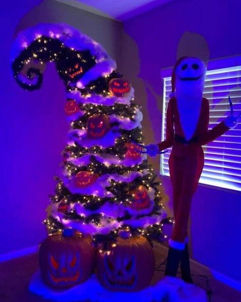 Night Before Christmas Tree, Batman Christmas, Halloween Fanart, October Decor, Nightmare Before Christmas Tree, Jack Y Sally, Halloween Christmas Tree, Office Halloween, Nightmare Before Christmas Decorations