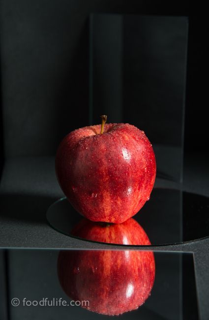 still life photography mirrors plexi glass | Food Photography : Red Apple With Mirrors | Foodfulife Still Life Photography Simple, Fruit Still Life Photography, Apple Photography, Hipster Photography, Foto Macro, Apples Photography, Food Photography Background, Photography Simple, Fruit Still Life