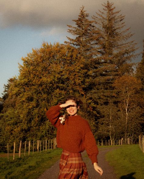 Happy October!! 🧡🍂✨🍄‍🟫🍁🧶 It’s the season to celebrate the Rosemary jumper in all its woolly ways 🐑 Each jumper is handmade using English grown wool combined with the softest suri alpaca silk blend - with balloon sleeves and all over texture, it really feels like a warm hug 🧡 Available as made to order in my website in five colours and either a cropped or regular length✨For custom colours please send me a message or email me🧡 These pictures are from last autumn, and since then this jumper ... Dark Orange Outfit, Handmade Jumper, Orange Jumper, Fashion Dark, Outfit Autumn, Handmade Knitwear, Happy October, Double Collar, Orange Outfit