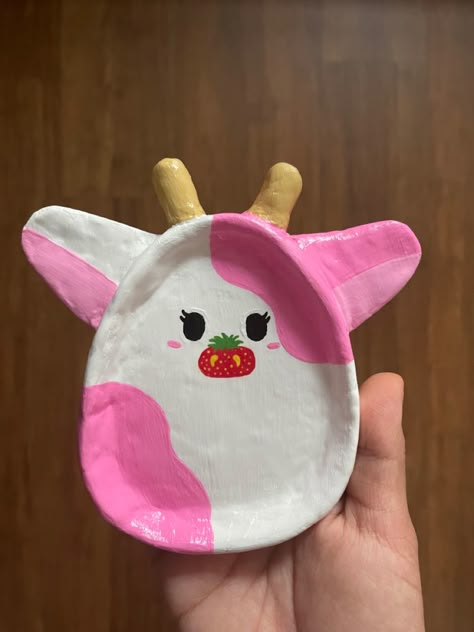 Strawberry cow inspired trinket dish for jewelry or other miscellaneous things. Crafts Clay, Clay Crafts For Kids, Strawberry Cow, Tanah Liat, Clay Diy Projects, Clay Crafts Air Dry, Things To Make, Ceramics Pottery Art, Cute Clay