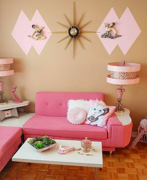 The Chic Technique:  Mid-century modern pink sofa  and light pink wall hangings. Atomic Age Decor, 1950s Living Room, Mid Century Modern Living Room Design, Rosa Sofa, Estilo Kitsch, Sala Vintage, Furniture Aesthetic, Furniture Mid Century, Pink Furniture