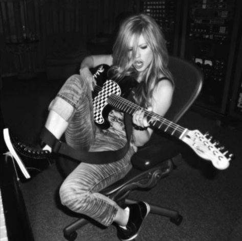 Requiem Of A Dream, Chicas Punk Rock, Cl Instagram, Avril Lavingne, Guitar Images, Avril Lavigne Style, Rockstar Aesthetic, Guitar Girl, Riot Grrrl