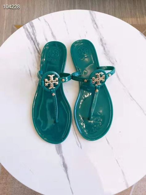 Tory Burch Sandals Outfit, Tori Burch Sandals, Tory Burch Sandals Black, Tory Burch Jelly Sandals, Tory Burch Slippers, Plastic Sandals, Classy Shoes, Sandals Outfit, Tory Burch Sandals