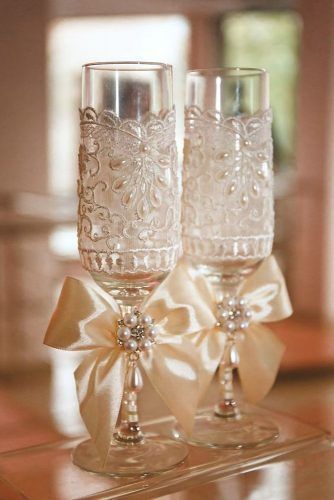 Beautiful Wedding Glasses Décor Ideas ★ See more: https://www.weddingforward.com/wedding-glasses/3 Glass Decoration Ideas, Champagne Glasses Decorated, Wine Glass Decor, Wedding Wine Glasses, Wedding Champagne Glasses, Decorated Wine Glasses, Wedding Flutes, Glass Decoration, Wedding Toasts