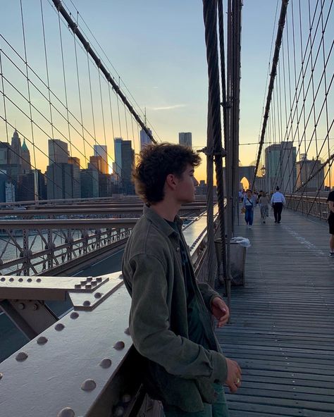 Poses In Nyc, London Instagram Pictures Men, Nyc Aesthetic Men, New York Picture Ideas Men, New York Guy Aesthetic, Normal Life Aesthetic, New York Poses Photo Ideas Men, New York Boy Aesthetic, Nyc City Aesthetic