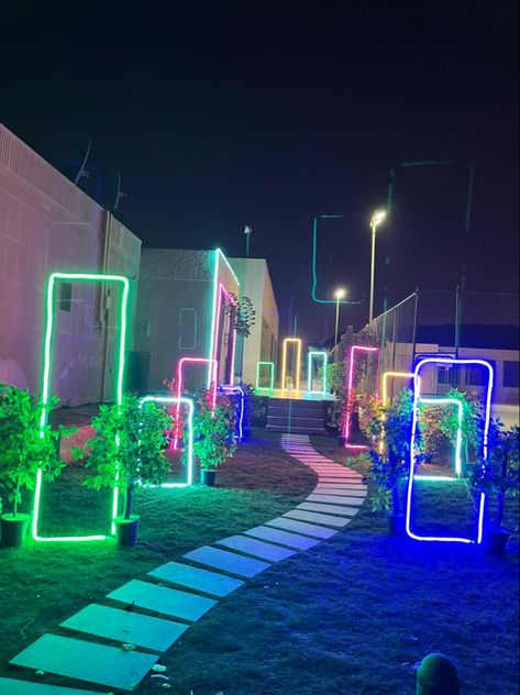 Neon Party Decorations Outdoor, Neon Theme Party Decorations, Events Decoration Ideas, Neon Entrance, Stage Design Ideas Creative, Garden Party Wedding Theme, Event Decoration Ideas, Event Decorating Ideas, Neon Event