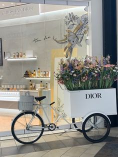 Flower Shop Pop Up, Flower Pop Up Shop, Mobile Flower Shop, Event Decor Business, Flowershop Ideas, Flower Booth, Flower Kiosk, Dior Her, Flower Display Stand