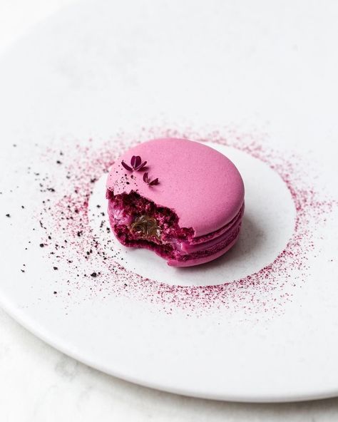 Macaron Photography, Baking Wallpaper, Macaroon Wallpaper, Raspberry Macaroons, Dessert Photos, Kue Macaroon, Breakfast Tart, Macarons Macaroons, Macaron Flavors