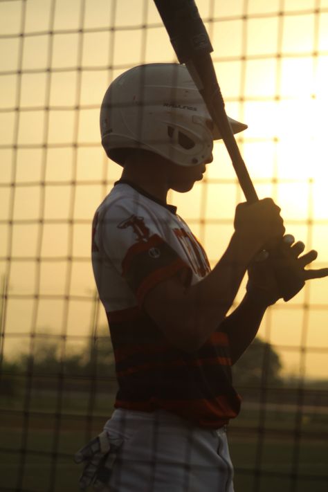 Cool Baseball Pictures, Bro Aesthetic, Baseball Pics, Baseball Pictures, Rodeo Life, Baseball Boys, Boys Playing, Black Boys, Baseball Team