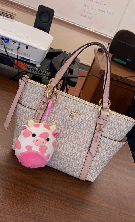 Purse Aesthetic, Pink Bags, Tote Bags For School, Luxury Bags Collection, Purse Essentials, Handbag Essentials, Girly Aesthetic, Michael Kors Tote Bags, Body Smells