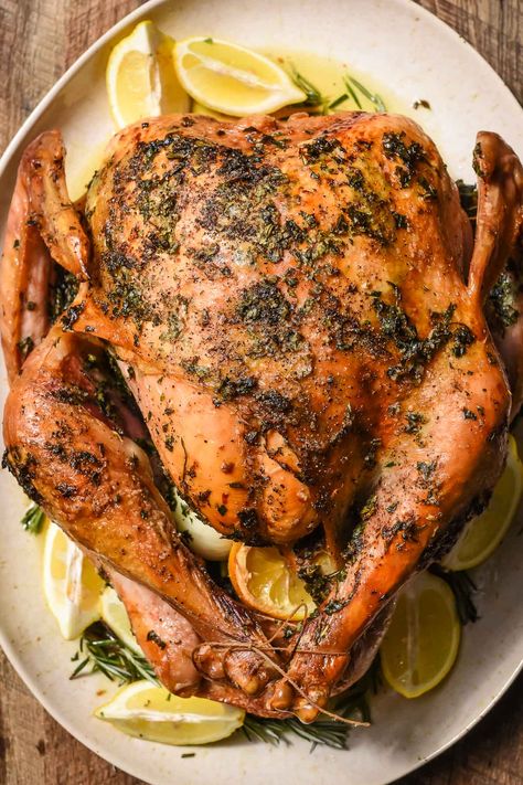 No brine. No basting. No Fuss! With this Easy Oven Roasted Turkey Recipe, anyone can make a perfect juicy golden brown Thanksgiving Turkey. LET'S DO THIS! Roast Turkey Recipes Thanksgiving, Fresh Herb Butter, Easy Roasted Turkey, Roasted Turkey Recipe, Turkey In Oven, Best Thanksgiving Turkey Recipe, Turkey Easy, Whole Turkey Recipes, Herb Roasted Turkey