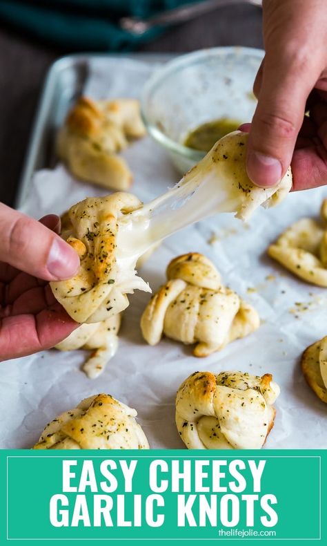 Garlic Knots Pizza Dough, Cheesy Garlic Knots, Garlic Knot Pizza, Homemade Food Gifts For Christmas, Food Gifts For Christmas, Garlic Breadsticks Recipe, Cheesy Garlic Breadsticks Recipe, Italian Thanksgiving, Garlic Knot