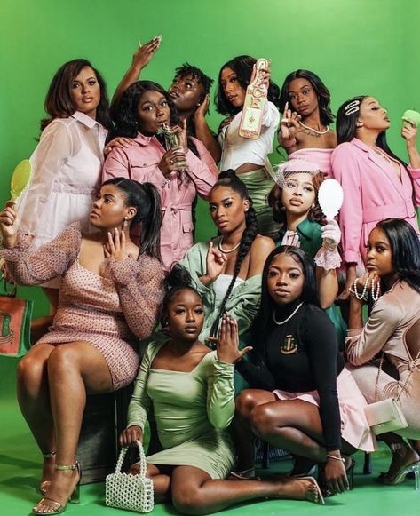 Sorority Photoshoot, Sorority Pictures, Yearbook Photoshoot, College Graduation Photoshoot, Aka Sorority, Founders Day, Alpha Kappa Alpha Sorority, Sorority Girl, Alpha Female