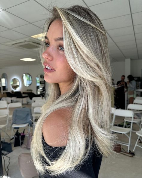 Blonde hair bouncy blowout Dimensional Blonde Balayage, Blonde Dimensional Hair, Ice Blonde Hair, Perfect Blonde Hair, Summer Blonde Hair, Ash Blonde Hair Colour, Dimensional Blonde, Creamy Blonde, Blonde Haircuts