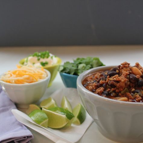 Make some Turkey Chili for the big game tomorrow - your guests will go wild Healthy Chip Alternative, Emeril Lagasse Recipes, Sausage Chili, Hot Sausage, Hot Italian Sausage, Dark Meat, Turkey Chili, Beef Stew Recipe, Low Sodium Chicken Broth