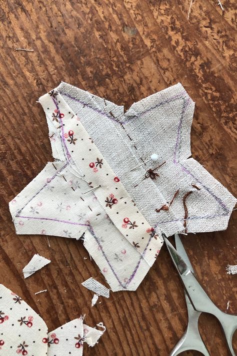 Fabric Christmas Star Ornaments Diy, Sewing Small Projects, Christmas Sewing Projects Decoration, Material Stars Christmas Ornament, Cloth Christmas Ornaments, Primitive Christmas Crafts Diy, Diy Fabric Christmas Ornaments, Fabric Star Pattern Christmas Ornament, Christmas Star Quilt Ornament