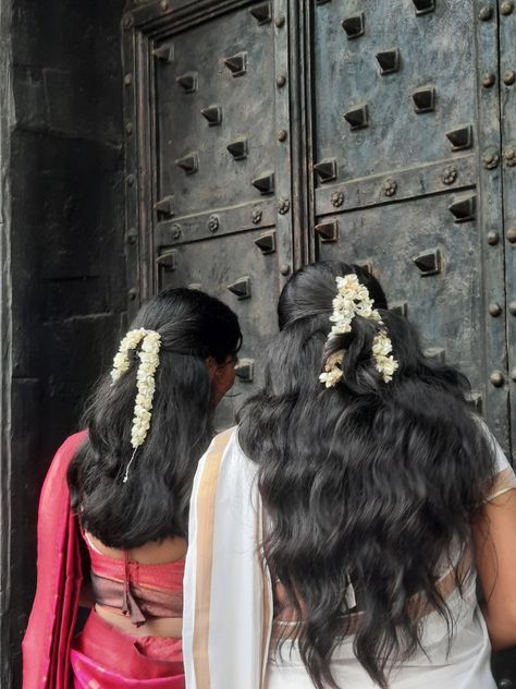 Onam Aesthetic, Temple Poses, South Indian Hairstyle, South Asian Aesthetic, Desi Aesthetics, Happy Birthday Frame, Peace Illustration, Desi Fashion Casual, Dresses Aesthetic