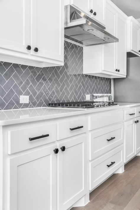 White Kitchen Grey Backsplash Ideas, No Hardware Kitchen Cabinets, Kitchens With Backsplash, White Kitchen Cabinets With Black Pulls, Black Handles White Cabinets, White Kitchen Black Hardware, Gray And White Cabinets, White Kitchen With Black Hardware, White Cabinets Black Hardware