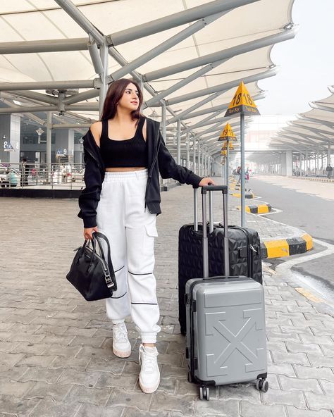 Bra Outfits, Casual Airport Outfit, Singapore Outfit, Best Travel Outfits For Women, Fashion Week Aesthetic, Fashion Designer Aesthetics, Airport Outfit Summer, Sports Bra Outfit, Comfy Travel Outfit