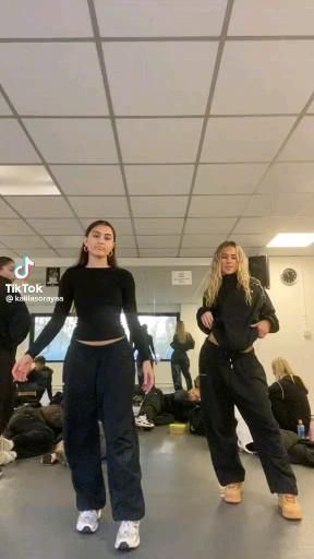 Look Hip Hop, Dance Class Outfit, Contemporary Dance Videos, Plant Styling, Dances To Learn, Dance Tiktok, Viral Dance, Dance Playlist, Dance Basics