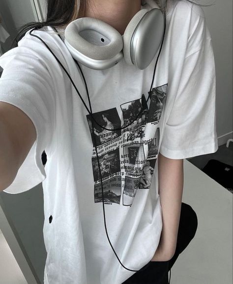 #headphones #aesthetic #fashionblogger #grunge #grungeaesthetic Headphones Outfit, Headphone Outfit, Headphones Aesthetic, Girl With Headphones, Aesthetic Outfits Men, White Headphones, Outfit Korean, Ear Headphones, New Classic