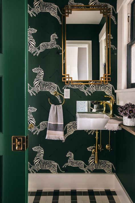 White Space Design, Transitional Powder Room, Estilo Kitsch, Tiny Powder Rooms, Dark Green Bathrooms, Dark Green Wallpaper, Powder Room Design, Green Bathroom, Bath Remodel