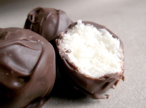 Homemade Mounds Truffles - best recipe yet Easy Holiday Desserts, Candy Truffles, Homemade Candies, Snacks Für Party, Balls Recipe, Holiday Desserts, Sweets Treats, Candy Recipes, Christmas Baking