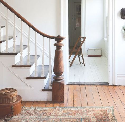 Colonial Staircase Entryway, Colonial Staircase, Stair Newel Post, Stair Banister, Handrail Design, House Staircase, Newel Posts, Staircase Railings, Modern Vintage Home