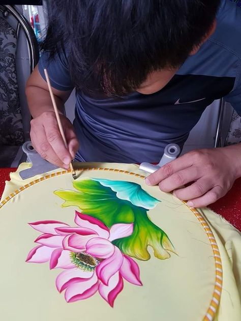 Draw Fabric, Fabric Colour Painting, Silk Painting Techniques, Lotus Flower Painting, Fabric Paint Shirt, Fabric Dyeing Techniques, Easy Flower Drawings, Saree Painting Designs, Saree Painting