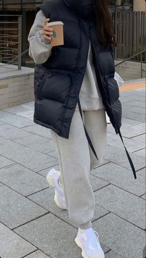 korean outfit style Women Looks, Girly Style Outfits, Cold Fashion, Walking Outfits, Korean Outfit Street Styles, Welcome Winter, Oversized Sweater Women, Cool Breeze, Cozy Style