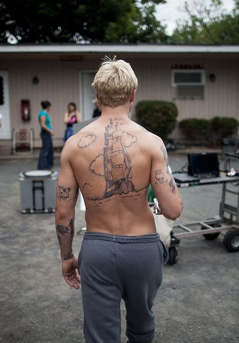 gosling's back. Place Beyond The Pines Tattoos, Ryan Gosling Tattoos, Ryan Gosling Shirtless, Ryan Gosling Movies, The Place Beyond The Pines, Place Beyond The Pines, Man With Tattoos, Ryan Gosling Style, Beyond The Pines