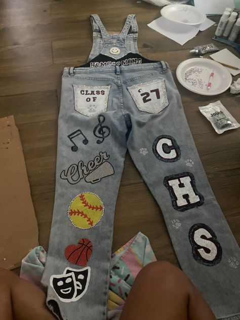 Spirit Overalls Homecoming Diy, Hoco Overalls Freshman, Homecoming Jeans Junior, Freshman Pants Ideas, Homecoming Jeans Ideas Sophomore, Homecoming Pants Ideas Junior, Senior Year Overall Ideas, Painted Senior Overalls, Homecoming Jeans Ideas Freshman