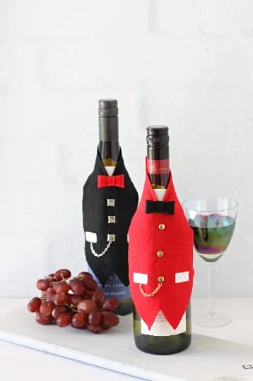 Wine_Waiter_Cover_3 Alcohol Bottle Decorations, Xmas Messages, Quilted Christmas Gifts, Terra Cotta Pot Crafts Diy, A Spoonful Of Sugar, Terra Cotta Pot Crafts, Wine Dress, Give A Gift, Christmas Wine Bottles