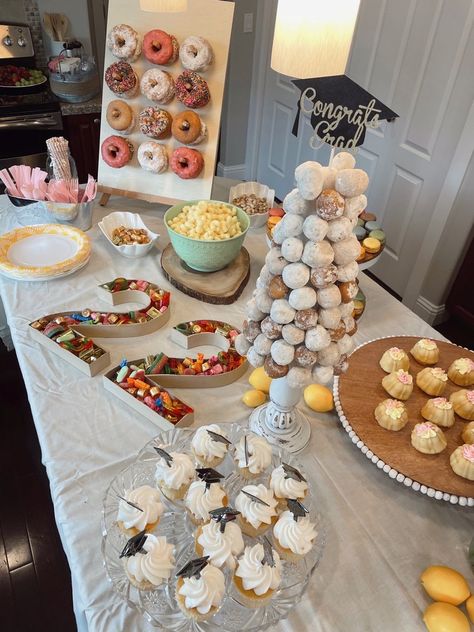 Party Ideas For Senior Citizens, Unique Grad Party Ideas, Kitchen Dinner Ideas, Grad Party Food Ideas, Graduation Party Ideas Aesthetic, Graduation Dinner Party, Party Dinner Ideas, Dessert Table Graduation, Ideas For Graduation Party