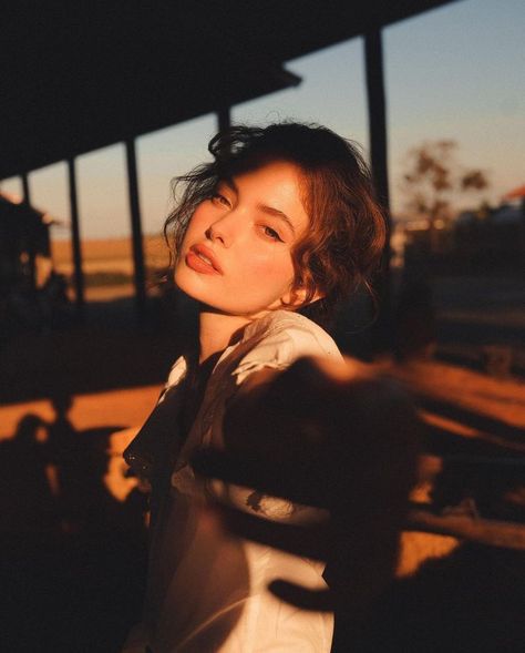 Art Of Women, Golden Hour Photography, Dreamy Photography, Portrait Photography Women, Self Portrait Photography, Self Portrait Poses, Portrait Photoshoot, Outdoor Portraits, Fashion Photography Inspiration