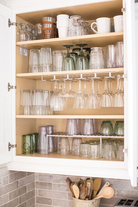 Kitchen Display Cabinet, Kitchen Cabinet Organization Ideas, House Organisation, Kitchen Organization Pantry, Kitchen Organization Diy, Diy Kitchen Storage, Kitchen Cabinet Organization, Home Organisation, Cabinets Organization