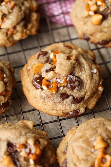 Pretzel Chocolate, Pretzel Cookies, Slow Cooker Desserts, Thanksgiving Cookies, Browned Butter, Think Food, Halloween Desserts, Easy Cookie Recipes, Easy Cookies