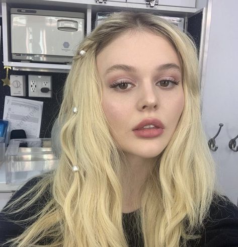 Gossip Girl Reboot on Twitter: "Emily Alyn Lind is on set of #GossipGirl Season 2. (March 26, 2022)… " Gossip Girl Season 2, Audrey Hope, Emily Alyn Lind, Gossip Girl Reboot, Blonde Hair Brown Eyes, Girls Makeup, Blonde Girl, Gossip Girl, On Set