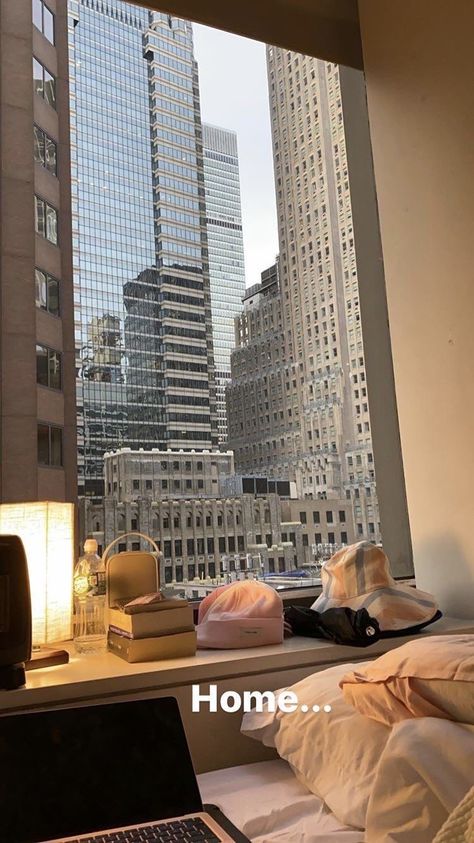 Apartamento New York, Apartment View, Nyc Life, New York Life, Future Apartment, Aesthetic Rooms, Retro Humor, Nyc Apartment, Dream Apartment