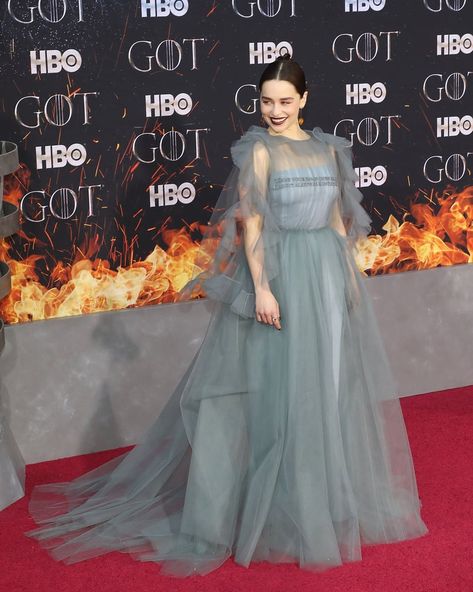 Emilia Clarke Red Carpet, Game Of Thrones Girl, Emilia Clarke Style, Game Of Thrones Premiere, Valentino Gowns, Indie Dresses, Queen Dress, Emilia Clarke, Red Midi Dress