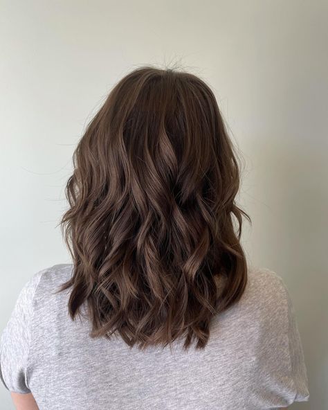 Curly One Length Haircut, Wavy Brown Hair Medium Length, Mid Length Hair Perm, Brown Medium Wavy Hair, Loose Wave Perm Medium Hair, Medium Length Haircut Curly Waves, Shoulder Length Hair Wavy Curls, Short Hairstyle Women Waves, Japanese Perm Waves