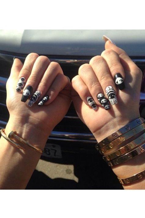 Kylie Jenners nails Cartier Love Cartier Juste Un Clou Uñas Kylie Jenner, Kylie Jenner Black, Kylie Nails, Kylie Jenner Nails, Christmas Manicure, Studded Nails, Almond Nails Designs, Super Nails, White Nail