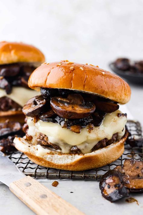 Mushroom Swiss Burger Swiss Burger, Mushroom Burger Recipe, Mushroom Swiss Burger, Grilled Burger Recipes, Easy Burgers, Making French Fries, Onion Burger, Creamy Potato Salad, Mushroom Burger